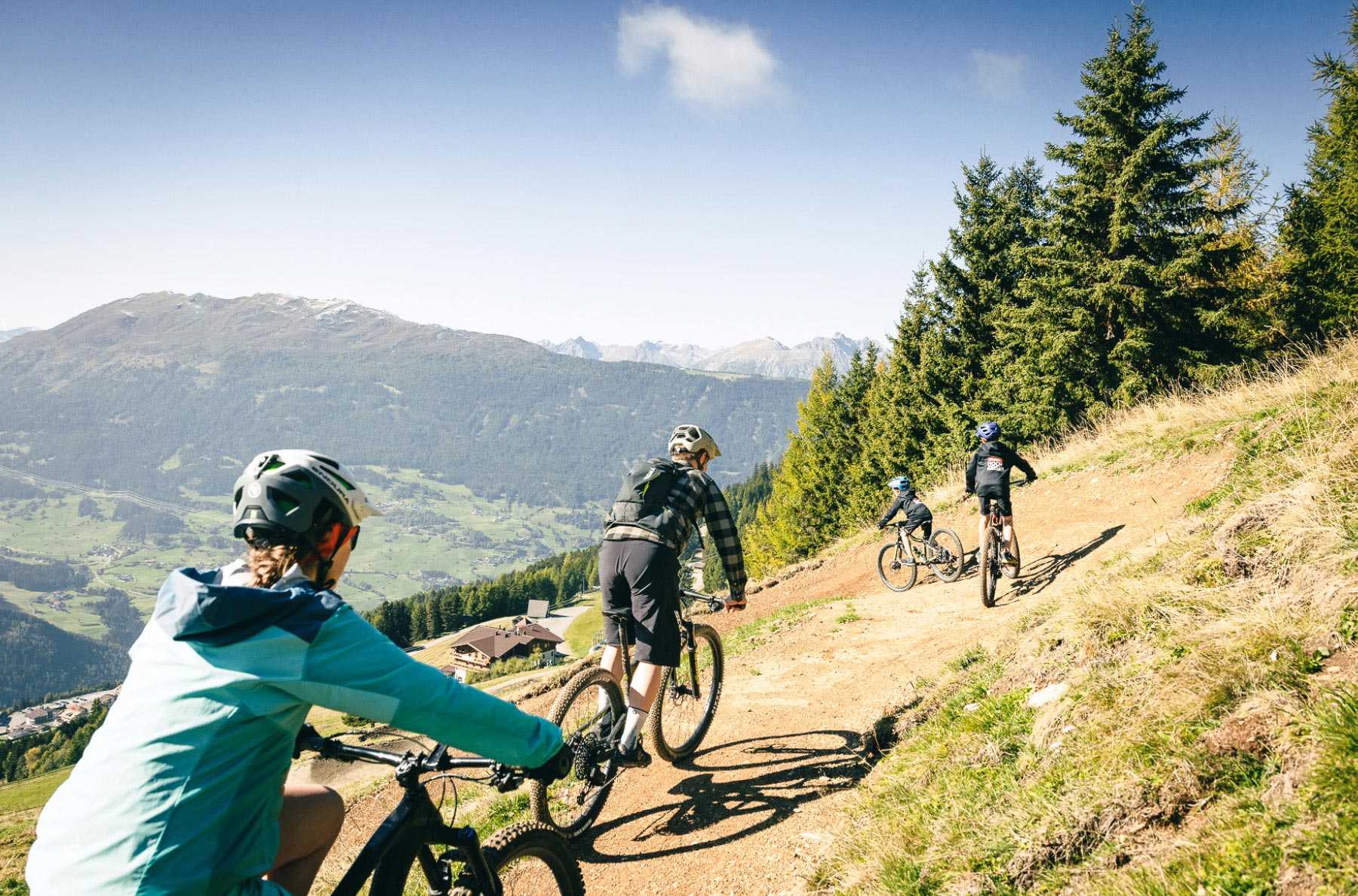 Downhill Trail mit Mountainbikes